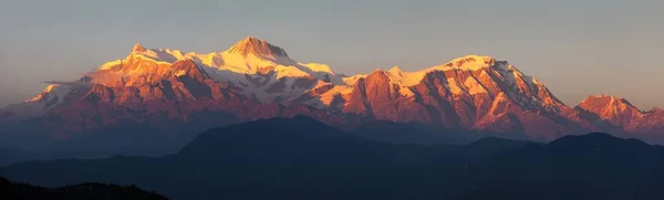 夜のアンナプルナ ヒマール範囲 アンナプルナ および ネパール ヒマラヤ山脈の赤い色のサンセット全景 — ストック写真