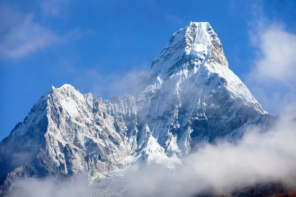 Monte Ama Dablam Tra Nuvole Fino Campo Base Dell Everest — Foto Stock