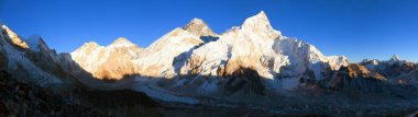 Gün batımı Panoramik dağ herhangi bir zamanda Kala Patthar, gelen güzel mavi gökyüzü ile Khumbu Vadisi, Milli Parkı: Sagarmatha, Nepal Himalayalar akşam