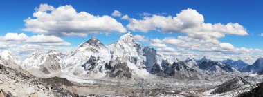 Himalaya, Himalaya Dağları, güzel gökyüzü ile Everest Dağı ve Khumbu buzul - panoramik manzaralı yolu Everest ana kampı, Khumbu Vadisi, Sagarmatha Milli Parkı, Nepal Himalazas dağlar