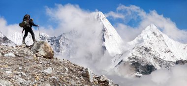 Mount Malangphulang ve turist, Himalayalar ile bulutlar dağ Ama Dablam yakınındaki güzel panoramik manzarasını Everest Ana kampı, Nepal Himalayalar giderken