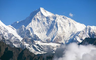 Bulutlu Makalu Dağı, Nepal Himalayaları dağları, Barun vadisi.