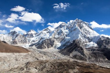 Panoramik manzaralı güzel bulutlar gökyüzü, Khumbu Vadisi ve buzul, Milli Parkı: Sagarmatha, Nepal Himalayalar dağlar Everest ve Nuptse