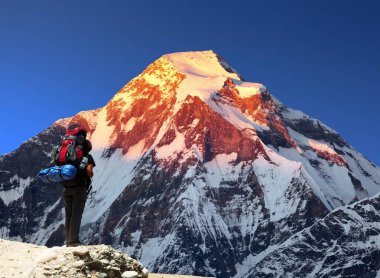 Mount Dhaulagiri dağcı veya turist, mount Dhaulagiri gün batımı manzarası güzel bulutlar, Himalayalar, Nepal ile akşam 