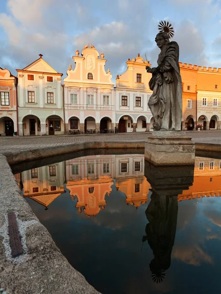 Vista Noturna Praça Cidade Telc Teltsch Construindo Espelhos Fonte Pública — Fotografia de Stock