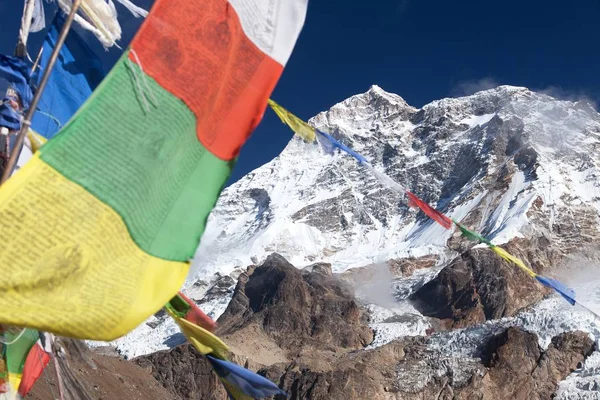 Mount Makalu Met Lake Boeddhistische Gebedsvlaggen Maklu Barun Nationaalpark Nepal — Stockfoto