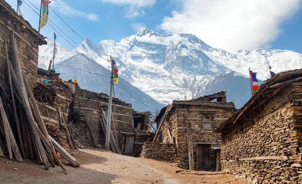 尼泊尔喜马拉雅山山脉上 Pisang 村和布尔纳2轮布尔纳巡回徒步路线 — 图库照片