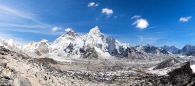 Himalaya, Himalaya Dağları, güzel gökyüzü ile Everest Dağı ve Khumbu buzul - panoramik manzaralı yolu Everest ana kampı, Khumbu Vadisi, Sagarmatha Milli Parkı, Nepal Himalazas dağlar