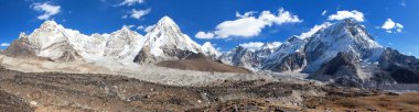 Panoramik manzaralı güzel bulutlar gökyüzü, Khumbu Vadisi ve buzul, Sagarmatha Milli Parkı, Solukhumbu, Nepal Himalayalar dağlar Everest, CIn, Kala Patthar ve Nuptse