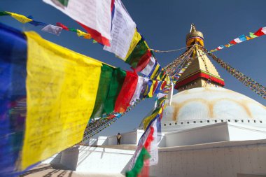 Boudha, bodhnath veya Boudhanath stupa en büyük Budist stupa Kathmandu şehirde - Nepal Budizm dua bayraklı 