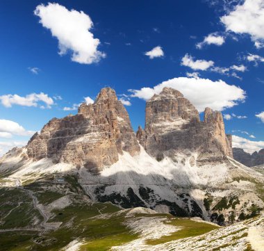 Drei Zinnen veya Sextener Dolomiten veya Dolomiti di Sesto, Güney Tirol, güzel gökyüzü ile Tre Cime di Lavaredo Dolomiten dağlar görüntülemek, İtalyanca Alps 