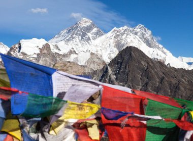 Everest Dağı ve Lhotse görünümünü Gokyo Ri - Budist dua bayraklar ile Everest ana kampı, Sagarmatha Milli Parkı, Khumbu Vadisi, Solukhumbu, Nepal Himalayalar için yol 