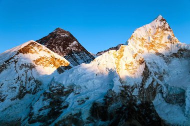 Everest Dağı ve Nuptse üzerinden Kala Patthar, renkli görünümünü akşam Khumbu Vadisi, Solukhumbu, Everest Dağı alan, Sagarmatha Milli Parkı, Nepal Himalayalar dağlar