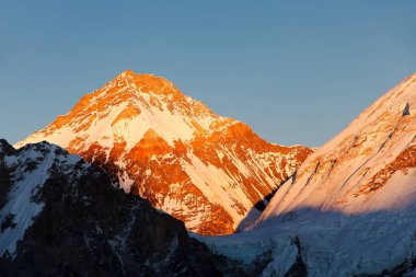Mount Changtse, Nepal Everest dağına yakınındaki Tibet Dağı günbatımı manzarası akşam