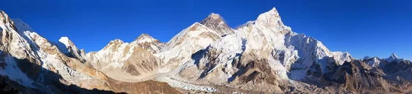Вечерний Закат Панорамный Вид Гору Эверест Красивым Голубым Небом Кала — стоковое фото