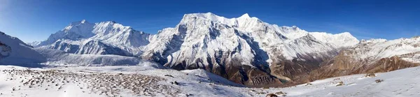 全景布尔纳 Iii Ganggapurna Khangsar 康从冰湖 方式到 Thorung 通行证 圆布尔纳电路徒步旅行小径 尼泊尔喜马拉雅山山脉 — 图库照片