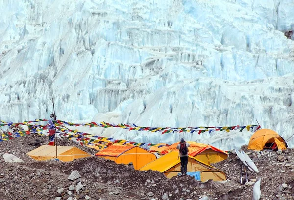 Kilátás Mount Everest Bázistáborból Sátrak Imazászlók Sagarmatha Nemzeti Park Khumbu — Stock Fotó