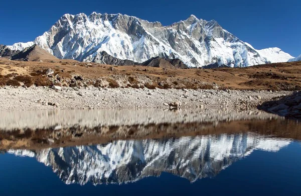 全景洛子峰和 Nuptse 南岩面镜像在小湖 珠穆朗玛峰地区 萨加玛塔国家公园 昆布山谷 Solukhumbu 尼泊尔喜马拉雅山山脉 — 图库照片