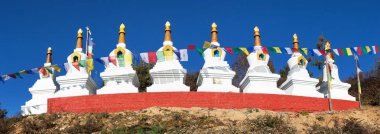 Sekiz stupas Za-Sa veya Zasa Manastırı yakınlarında Sallery Köyü, Solukhumbu, Nepal 