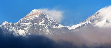 Gün batımı kırmızı akşam Everest ve Lhotse görünümü güzel bulutlar Kongde Köyü, Khumbu Vadisi, Solukhumbu, Nepal Himalayalar Dağları ile renkli