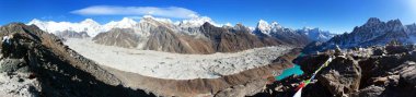 Ngozumba Buzulu ve büyük Himalaya aralığı, Everest Dağı, Lhotse Cho Oyu ve Makalu, Gokyo Gölü ve köyden Gokyo Ri, Nepal Himalayalar dağlar manzarayı