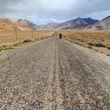 Pamir otoyol veya Pamirskij trakt motorcu ile dünyanın en iyi bisiklet yolun bir tane. Pamir otoyol M41 uluslararası karayolu etrafında peyzaj, Tacikistan, dünyanın çatısı dağlar