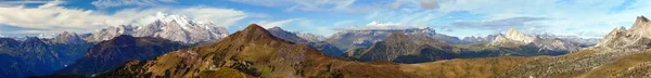从帕苏丰文饶蝶鞍集团和 Marmolada 意大利多洛米蒂阿尔卑斯山的全景视图 — 图库照片