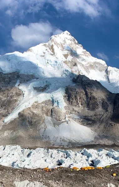 エベレスト ベース キャンプ 黄色いテントと祈りのフラグを表示 マウント ヌプツェ エベレスト ベース キャンプ ネパール — ストック写真