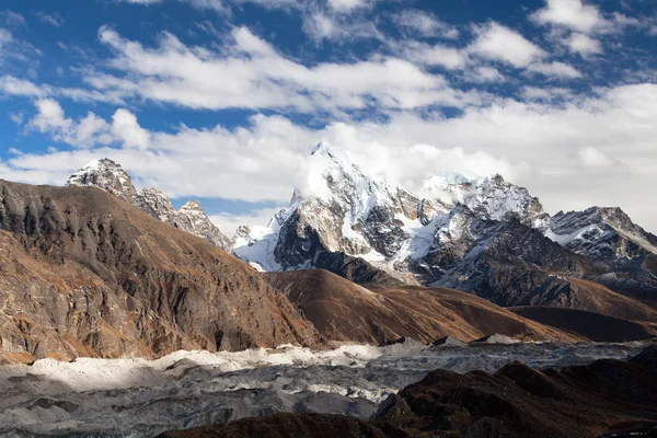 Lago Gokyo Dudh Pokhari Tso Pueblo Glaciar Ngozumba Pico Arakam —  Fotos de Stock