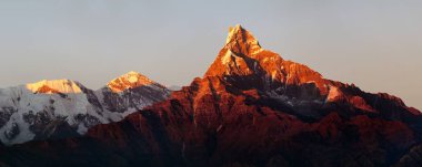 Machhapuchre Dağı 'nın kırmızı renkli gün batımı manzarası, Annapurna bölgesi, Nepal himalayaları