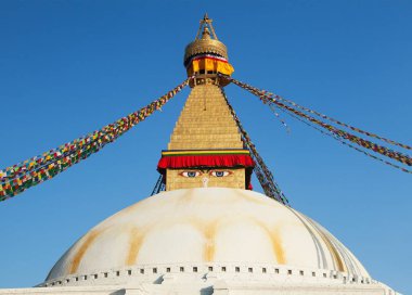 Boudha, bodhnath veya Boudhanath stupa en büyük Budist stupa Kathmandu şehirde - Nepal Budizm dua bayraklı