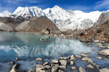 görünümü temel kamp - Everest trek - Nepal Himalayalar dağlar göl - Cho Oyu yansıtma mount Cho Oyu