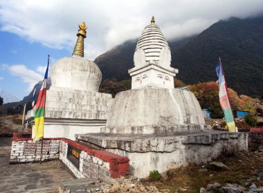 Budist stupa veya Everest Ana kampı, Chaurikharka Köyü, Khumbu Vadisi, Solukhumbu, Nepal Budizm giderken Chorten