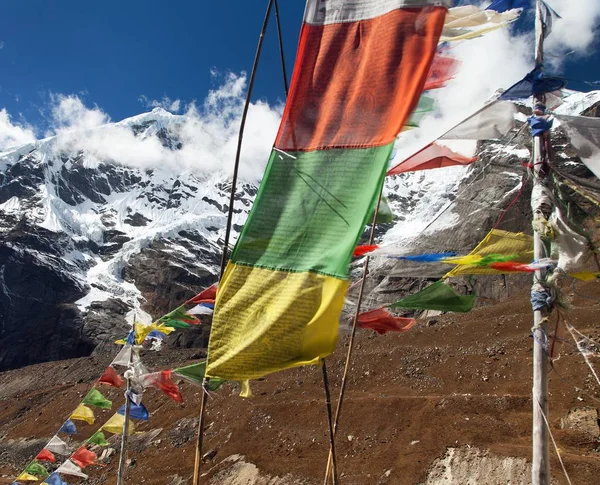 Буддійські Молитовні Прапори Барун Maklu Національний Парк Непал Гімалаї Гори — стокове фото