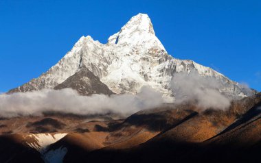 Ama Dablam akşam manzarası ile Kongde Köyü, Khumbu Vadisi, Solukhumbu, Nepal Himalayalar Dağları güzel bulut