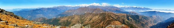路上生活者のピーク 智異山バザールからルクラ エベレスト ベース キャンプ ネパール ヒマラヤ トレッキング トレイルからヒマラヤ山脈のパノラマ ビューをマウント — ストック写真