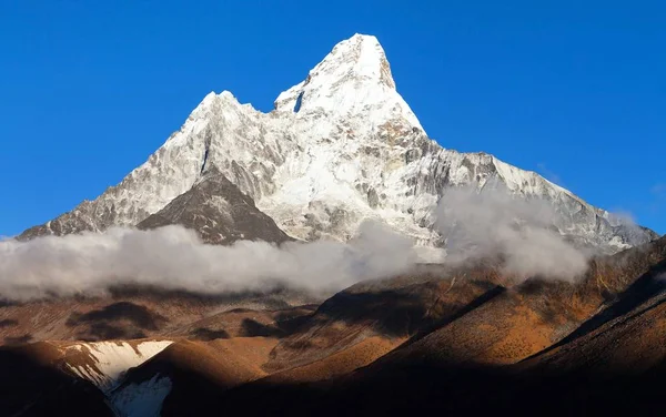 Wieczorem Widok Ama Dablam Piękny Chmura Kongde Village Dolina Khumbu — Zdjęcie stockowe