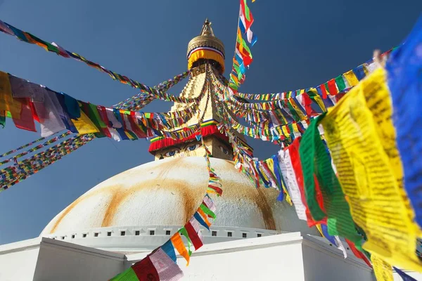 バァウダ Bodhnath またはボダナート仏塔の祈りのフラグとカトマンズ市 ネパールの仏教の最大の仏教のストゥーパ — ストック写真