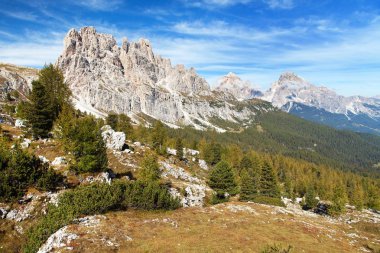 Sabah panoramik Cima Ambrizzola, Croda da Lago ve Le Tofane Tur, Alpler Dolomites dağlar, İtalya