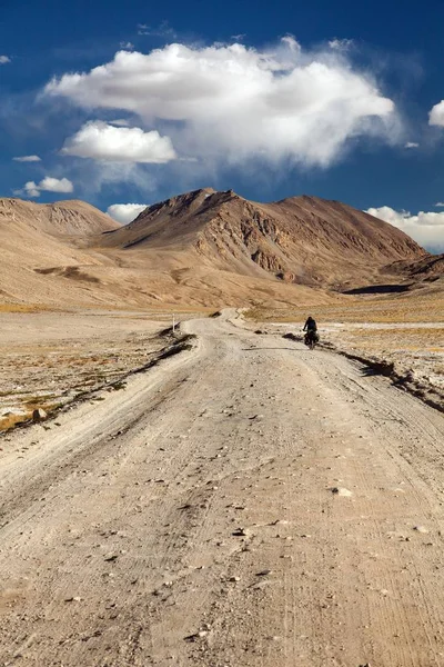 パミールの高速道路やバイクと Pamirskij Trakt 世界のベスト サイクリング ロードの つがあります タジキスタン 世界の屋根で未舗装道路 — ストック写真
