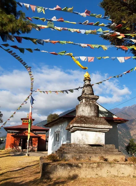 Mosteiro Bupsa Gompa Estupa Com Bandeiras Oração Perto Aldeia Lukla — Fotografia de Stock