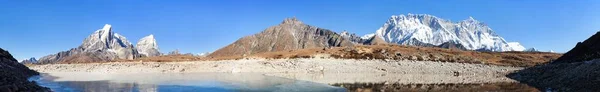 顔で小さな湖 エベレスト地域 サガルマータ国立公園 クーンブ谷ソルクーンブ ネパールのヒマラヤ山脈でミラーリングのローツェとヌプツェ南岩の全景 — ストック写真