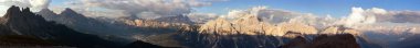 Gruppo görünümünü akşam del Sorapis ve Cristallo güzel bulutlu gökyüzü, Güney Tirol, dolomites dağlar, İtalya