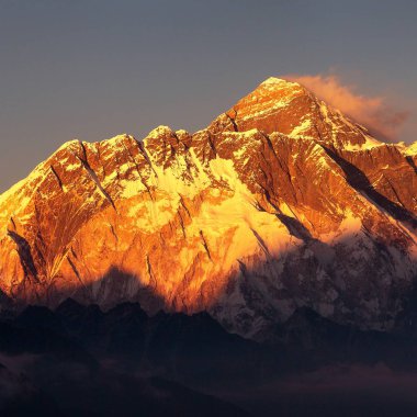 Gün batımı kırmızı akşam dağ herhangi bir zamanda ve Nuptse Güney kaya yüzüne güzel bulutlar Kongde Köyü, Khumbu Vadisi, Solukhumbu, Nepal Himalayalar Dağları ile görünümünü renkli
