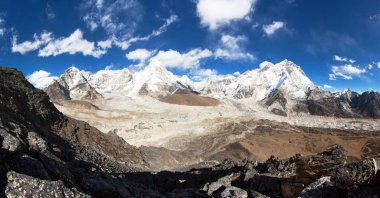 Panoramik manzaralı güzel bulutlar gökyüzü, Khumbu Vadisi ve buzul, Milli Parkı: Sagarmatha, Nepal Himalayalar dağlar Everest, CIN, Kala Patthar ve Nuptse
