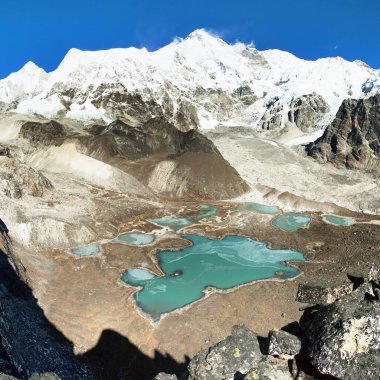 Cho Oyu Dağı ve Cho Oyu ana kampının güzel panoramik manzarası, Gyazumba buzulu - Sagarmatha ulusal parkı, Khumbu vadisi, Nepal