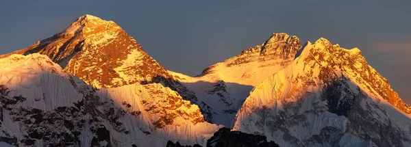 Vista Panorámica Nocturna Del Monte Everest Lhotse Con Cielo Azul —  Fotos de Stock