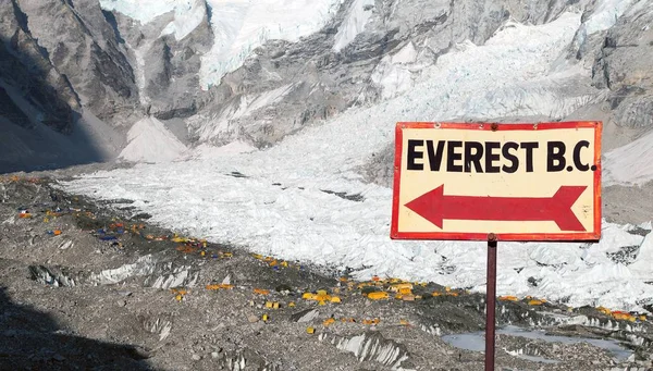 Vista Acampamento Base Monte Everest Tendas Bandeiras Oração Maneira Poste — Fotografia de Stock