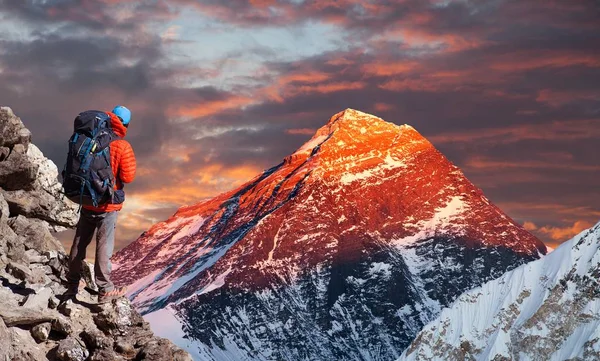晚上的彩色景观从 Gokyo 山谷与游客的道路上珠穆朗玛峰大本营 萨加玛塔国家公园 Khumbu 尼泊尔喜马拉雅山 — 图库照片