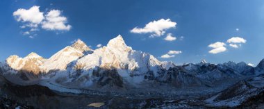 Gün batımı panoramik dağ herhangi bir zamanda ve mount Nuptse güzel mavi gökyüzü ve bulutlar Kala Patthar, Khumbu Vadisi, Milli Parkı: Sagarmatha, Nepal Himalayalar dağlar ile akşam